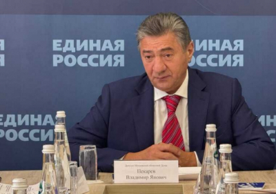 Депутат Пекарев выехал за рубеж, опасаясь уголовного преследования по делу о семейной империи на государственных закупках в области соцвоспитания и ЖКХ