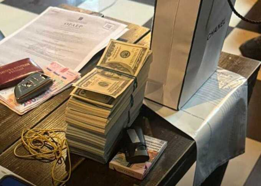 НАБУ задержало сотрудника СБУ при получении взятки в 68 тысяч долларов